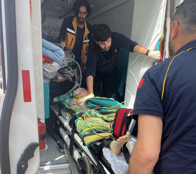 Depremde eşi ve iki çocuğunu kaybeden öğretmen, hayatta kalan kızını öldürüp intihar etti - Resim: 0