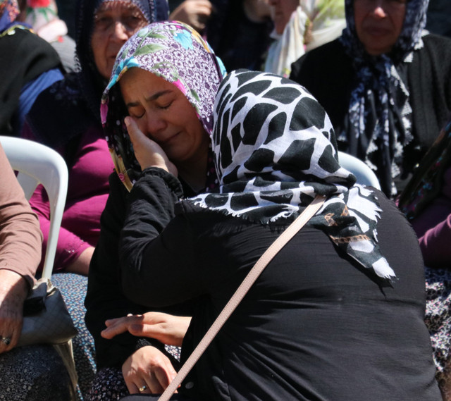 Annesi ve kız kardeşinin cenaze namazını gözyaşları içinde kıldırdı - Resim: 0