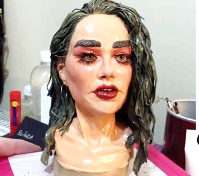 Bensu Soral'a hediye edilen heykel Banu Alkan'a benzetildi alay konusu oldu - Resim: 4