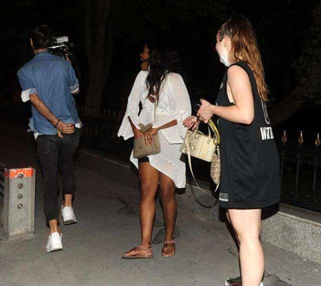 Galatasaraylı Donk iki kadınla gazetecilere yakalandı depara kalktı - Resim: 2