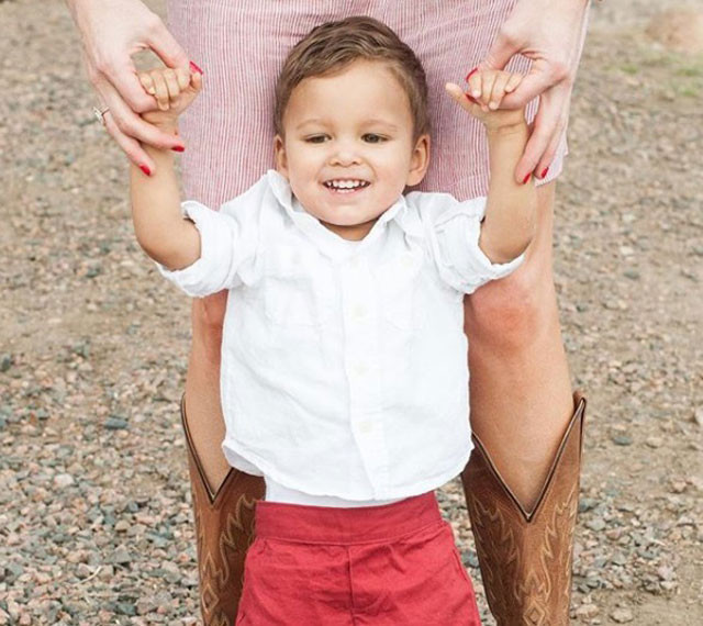Evlat edindiği çocuklarla ilgili şoke eden gerçeği bilekliğe bakınca öğrendi! - Resim: 3