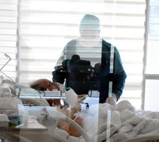Korona salgınıyla savaşan doktor Covid-9'a yakalanan babasını kurtaramadı - Resim: 1
