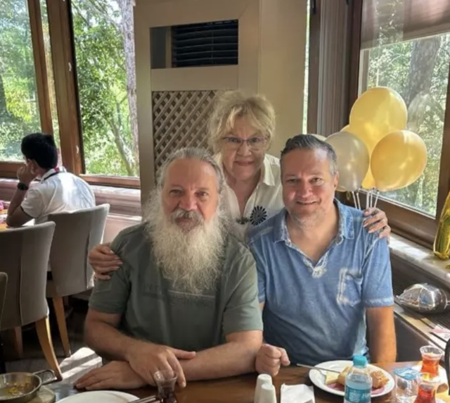 Nevra Serezli oğullarıyla birlikte fotoğraf paylaştı, Murat Serezli'nin son hali şaşırttı: Görenler tanıyamıyor! - Resim: 0
