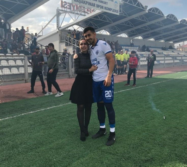Amatör futbolcudan yeşil sahada evlenme teklifi - Resim: 1