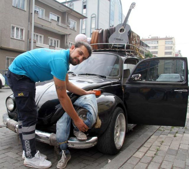 Aracın üzerindeki 'cesedi' görenler şoke oluyor! Ama gerçek bambaşka - Resim: 3