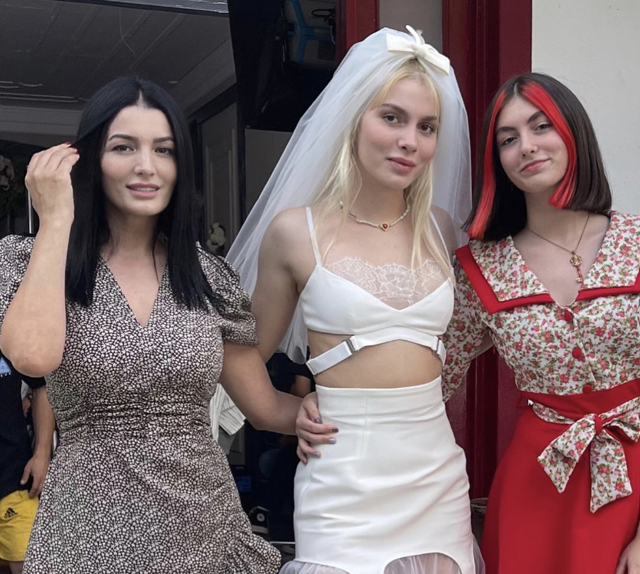 Aleyna Tilki'nin annesi masanın üzerine uzanıp poz verdi! "Bu fizik kızlarında bile yok" - Resim: 0