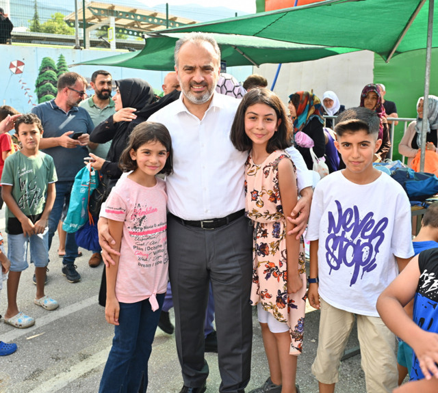Bursa Büyükşehir Belediyesi'nden çocuklara müthiş etkinlik: Okul bahçesini aquapark yaptılar - Resim: 5