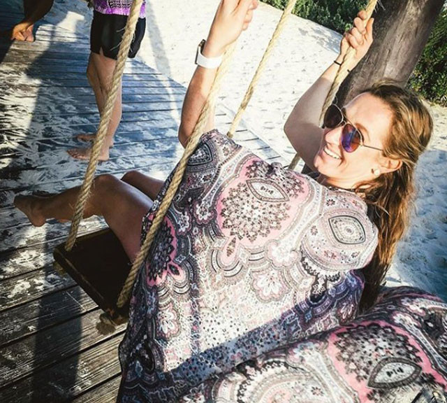 Evlat edindiği çocuklarla ilgili şoke eden gerçeği bilekliğe bakınca öğrendi! - Resim: 1