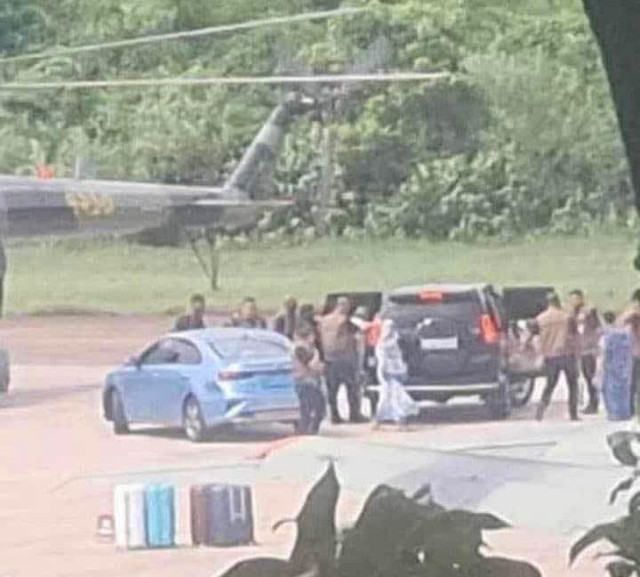 Bangladeş'te protestocular Başbakan'ın konutunu bastı Başbakan Hasina helikopterle kaçtı - Resim: 1