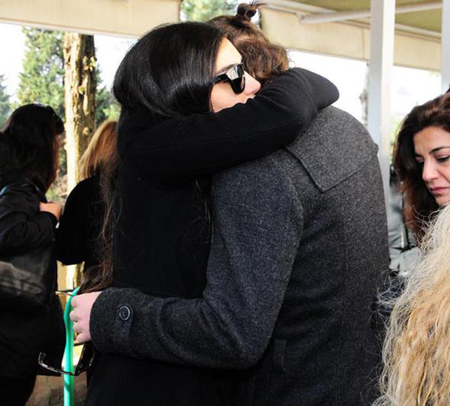 İdil Fırat'ın acı günü eski sevgiliye sarılarak hüngür hüngür ağladı - Resim: 1