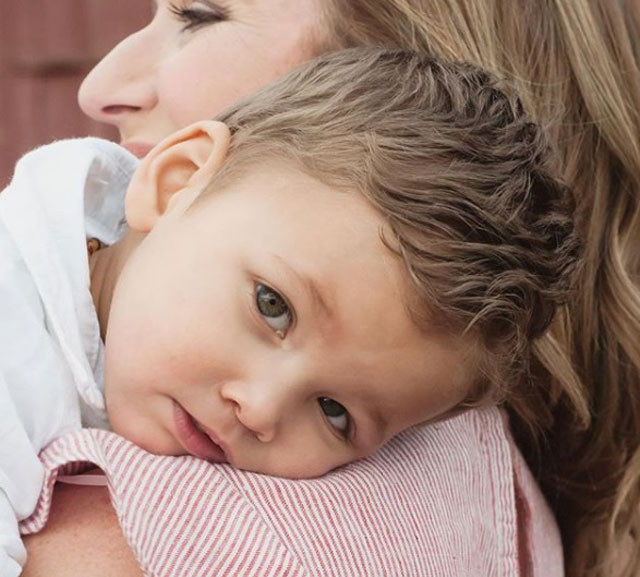 Evlat edindiği çocuklarla ilgili şoke eden gerçeği bilekliğe bakınca öğrendi! - Resim: 2