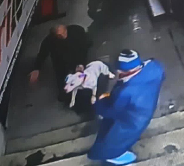 Sahibiyle kahvaltı yapan keçi bir anda hayatının şokunu yaşadı!  - Resim: 4