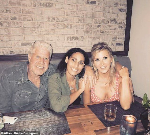 Evli olan Ron Perlman rol arkadaşı Allison Dunbar ile öpüşürken yakalandı! - Resim: 4