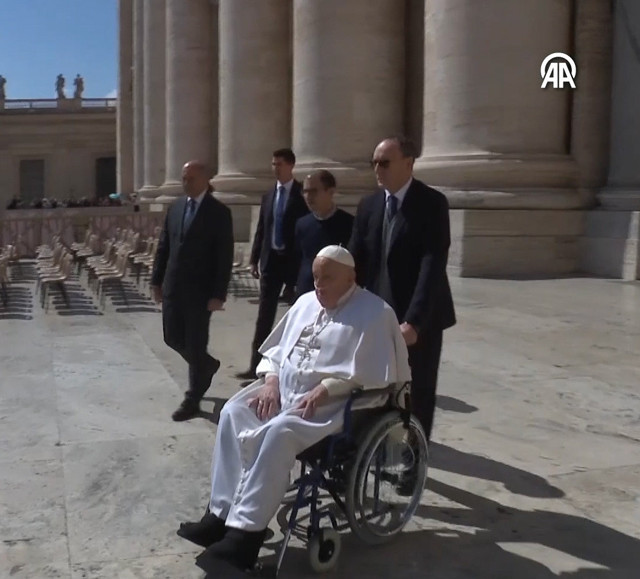 Ölümden dönen Papa'dan aylar sonra ilk görüntü! Halkın karşısına çıktı - Resim: 0