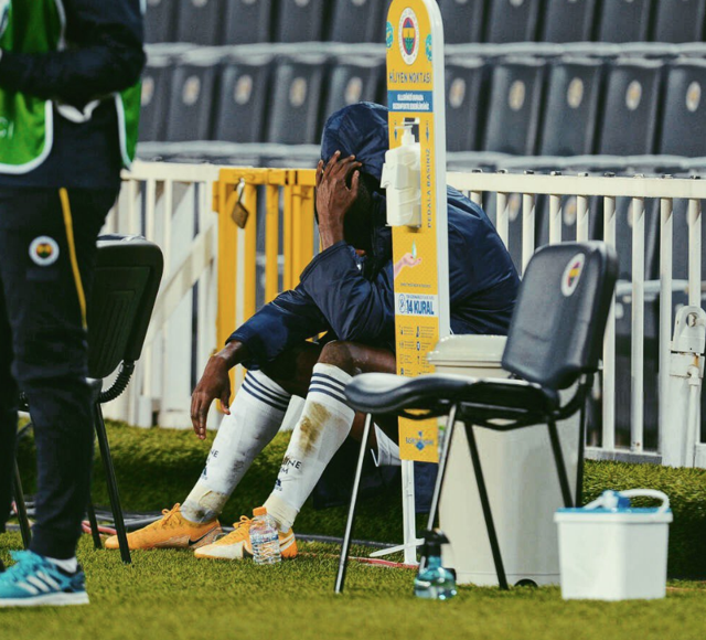 Yokları oynayan Samatta oyundan çıktıktan sonra resmen yıkıldı - Resim: 2