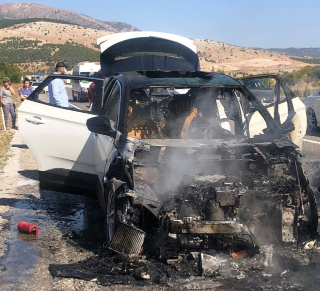 Denizli'de sıfır diye aldıkları otomobil ikaz bile vermeden alev alev yandı! - Resim: 1