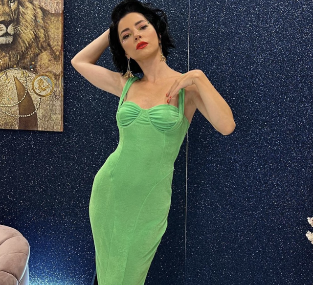 Merve Boluğur kumral sevgilisinin evlenme teklifine evet dedi! Ünlü oyuncu yüzüğünü o pozla gösterdi - Resim: 0