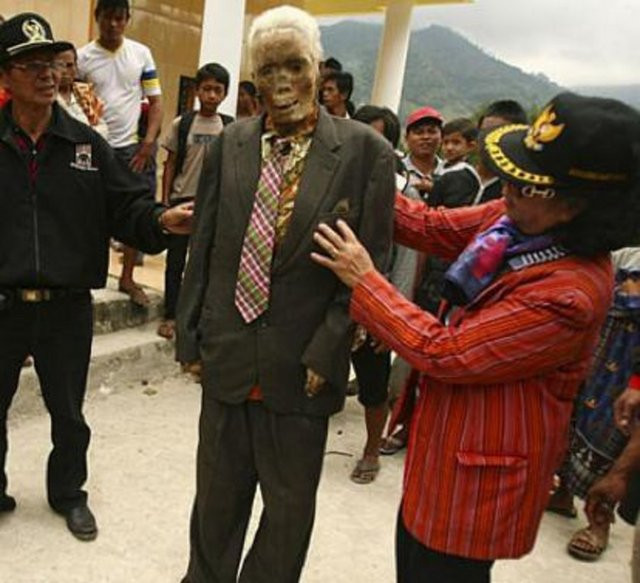 Ölülerini mezardan çıkarıp kıyafet giydiriyorlar! - Resim: 2