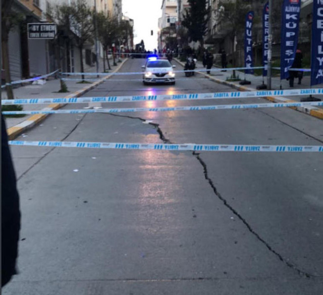 Esenyurt'da sokakta çatlaklar oluştu, Cadde trafiğe kapandı - Resim: 1