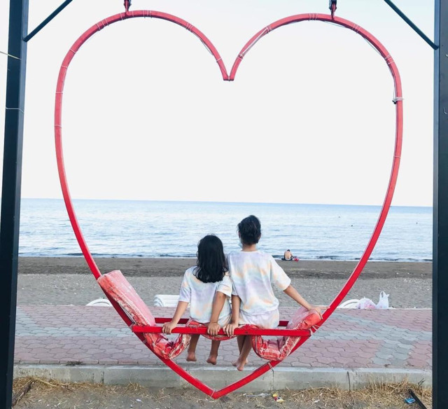 Antalya'da feci olay! 16 yaşındaki lise öğrencisi salıncaktan kafa üstü düşerek hayatını kaybetti - Resim: 0