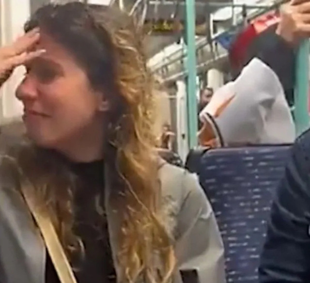 Seçim akşamı tramvayda olay görüntü: AK Parti bayrağını gördü, gözyaşlarına boğuldu!  - Resim: 1