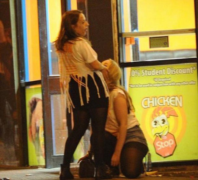 Gençler alkolün dozunu fazla kaçırdı - Resim: 3