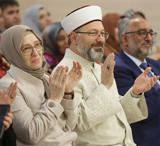 Diyanet İşleri Başkanı'nın eşi Seher Erbaş Sultanahmet Camisi'nde imama yumruk attı iddiası! - Resim: 0