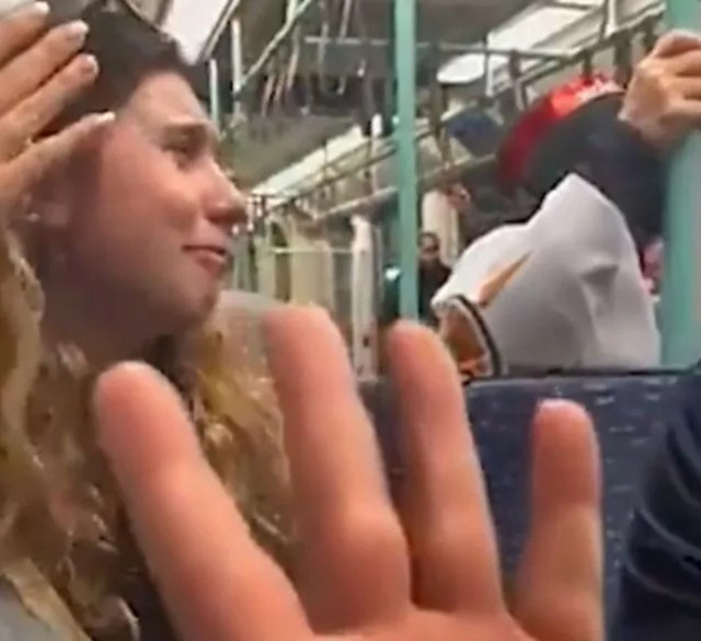 Seçim akşamı tramvayda olay görüntü: AK Parti bayrağını gördü, gözyaşlarına boğuldu!  - Resim: 2