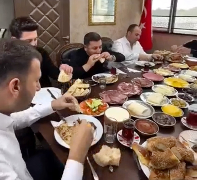 Belediye Başkanı Rasim Arı'nın kahvaltı sofrası ortalığı karıştırdı - Resim: 1