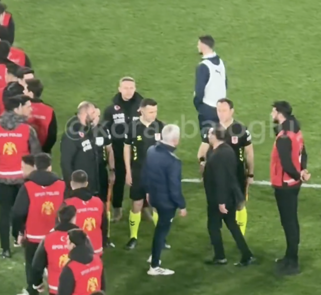 Yılmaz Vural 'tahrik durumu söz konusu' dedi! Mourinho Okan Buruk'un burnunu sıktı, öncesinde neler yaşandı? - Resim: 2