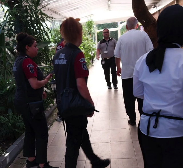 Ünlü giyim markasında kriz çıktı! Çalışanlar kapının önüne koyuldu, ağır sözler bomba gibi patladı - Resim: 1