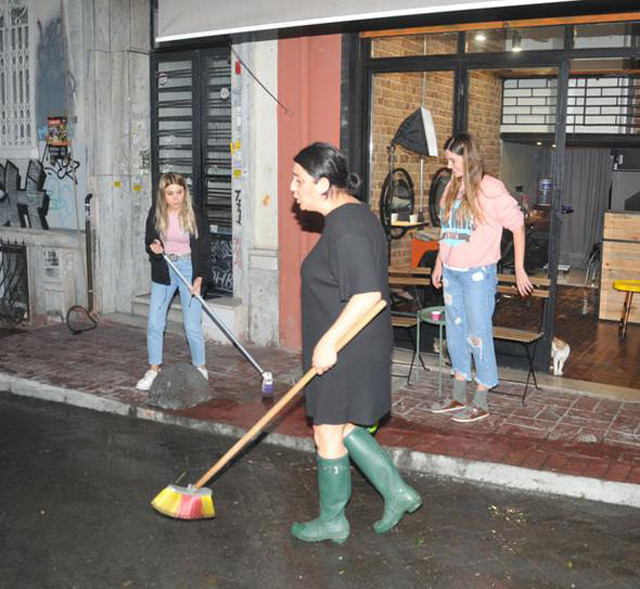 Ünlü oyuncudan Bergüzar Korel'e temizlik yardımı "30 yıl boyunca çöp biriktirmişler" - Resim: 2