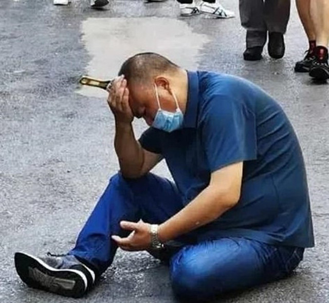 Çin'de 'kurbağacık' talihsizliği! 8'inci kattan düşüp böyle saplandı - Resim: 0