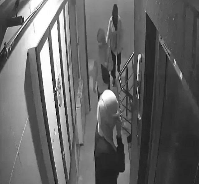 Esenyurt'ta kadın hırsızlar kamerada! Boş olduğundan emin oldukları daireyi soydular - Resim: 1