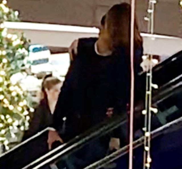 Demet Şener ve Cenk Küpeli kimseye aldırış etmedi AVM'de fena yakalandılar - Resim: 3