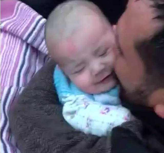 50 saat sonra 4 aylık bebek böyle çıkarıldı! Yüzündeki gülümseme ağlattı - Resim: 0