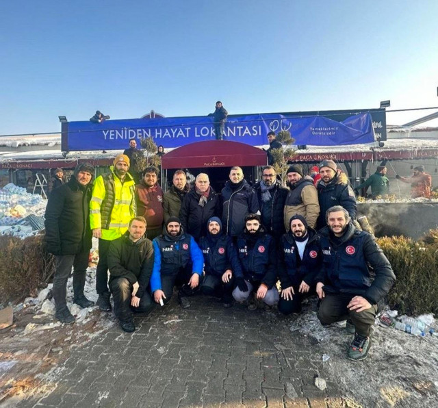 Şef Ömür Akkor deprem bölgesinde gönülleri fethetti kahve ikramı da var - Resim: 0