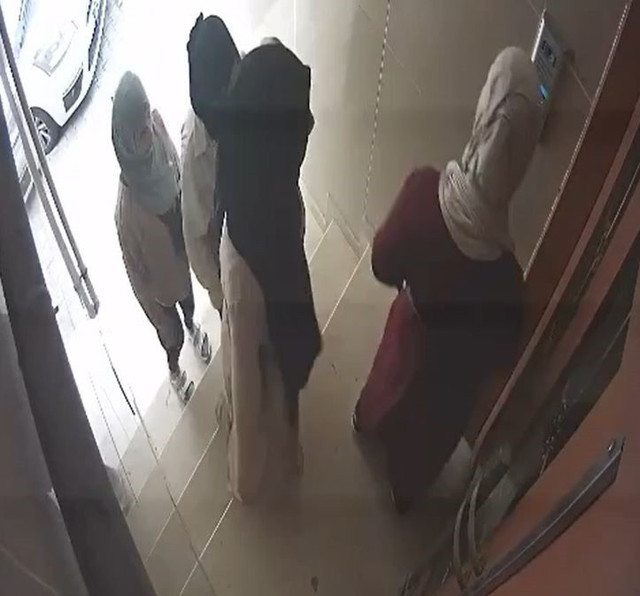 Esenyurt'ta kadın hırsızlar kamerada! Boş olduğundan emin oldukları daireyi soydular - Resim: 0