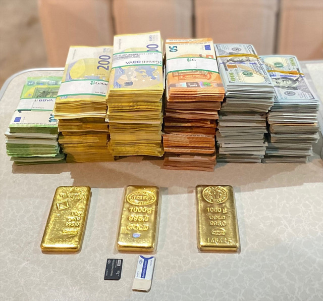 Manavgat Belediyesine yönelik operasyon! Depoya saklanmış altın ve döviz ele geçirildi - Resim: 1