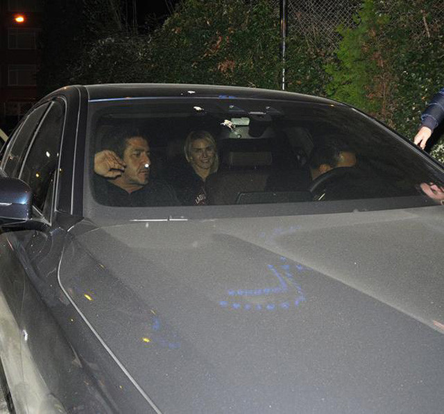 Ece Erken'in hareketli gecesi flaşlar patlayınca mutfak kapısından kaçtı - Resim: 2