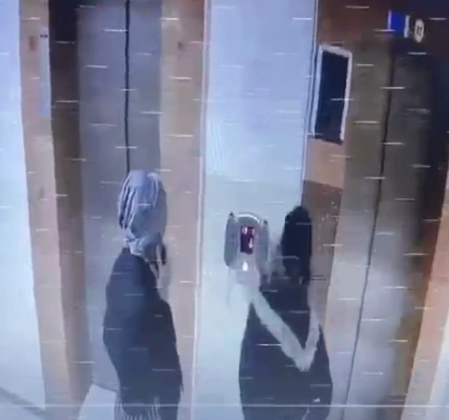 Çocuklarını okuldan alarak eve gelen kadın beyninden vurulmuşa döndü - Resim: 0