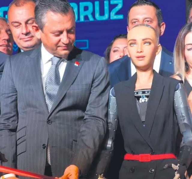 CHP'li İzmir Büyükşehir'den robot Sophia'ya 3 gün için 2.6 milyon lira - Resim: 0