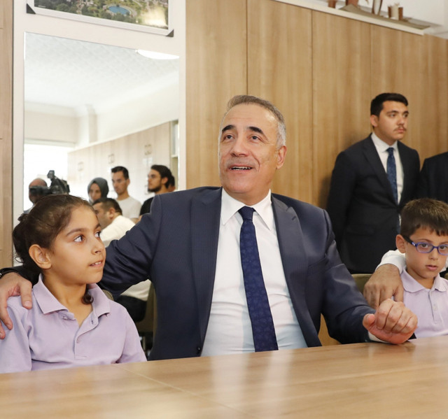 Sultangazi Belediye Başkanı Abdurrahman Dursun yardımsever öğrencileri ziyaret etti! - Resim: 0