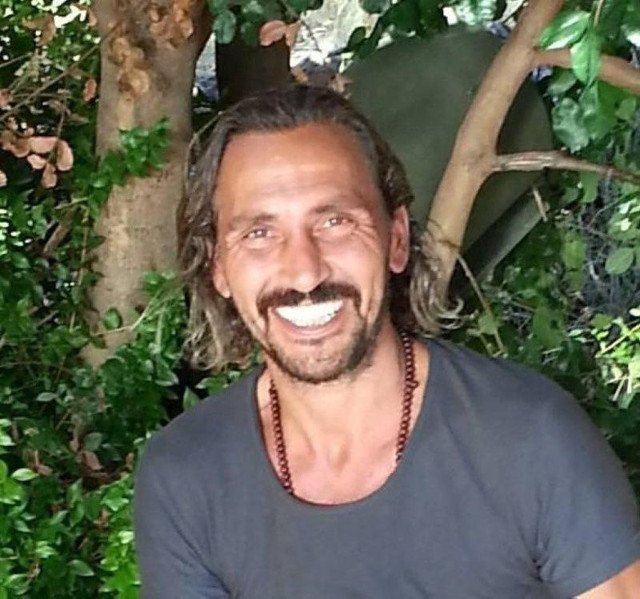 Sert tepkilerinden sonra güler yüzünü de gösterdi! Özgü Namal'ın yıllar sonra özlenen gülümsemesi göründü - Resim: 0