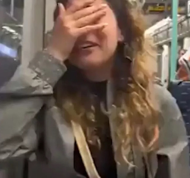 Seçim akşamı tramvayda olay görüntü: AK Parti bayrağını gördü, gözyaşlarına boğuldu!  - Resim: 0