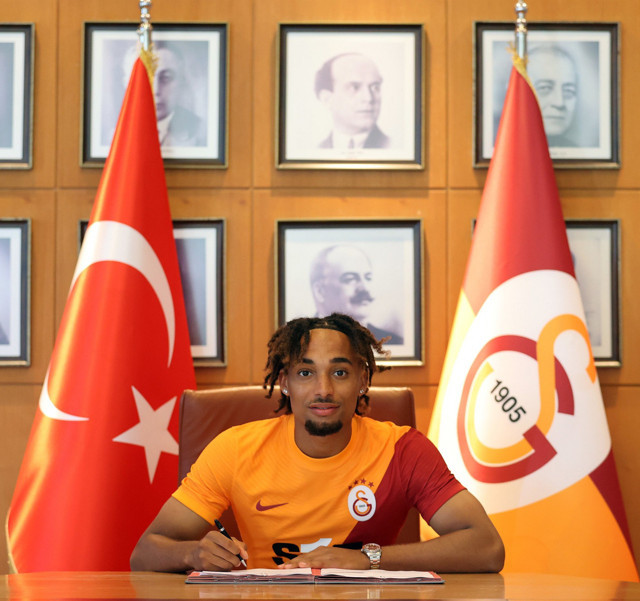 Galatasaray sağ bek Sacha Boey'in transferini resmen duyurdu - Resim: 0
