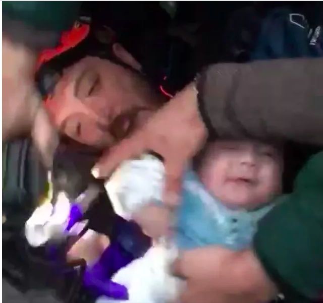 50 saat sonra 4 aylık bebek böyle çıkarıldı! Yüzündeki gülümseme ağlattı - Resim: 1