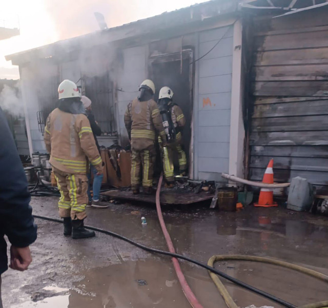 İstanbul'da yangın faciası! 3 kişi öldü biri ağır 2 kişi de yaralandı! - Resim: 0