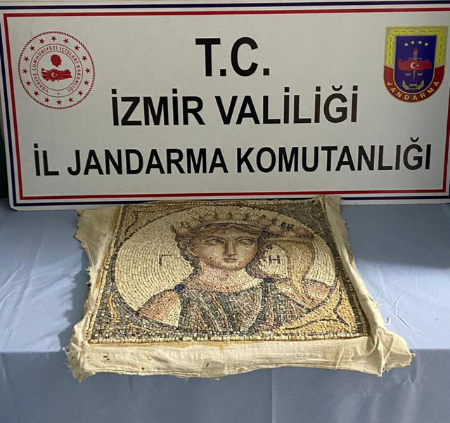 İzmir'de ele geçirildi! 2 bin yıllık Roma mozaiği ekiplere teslim edildi - Resim: 0