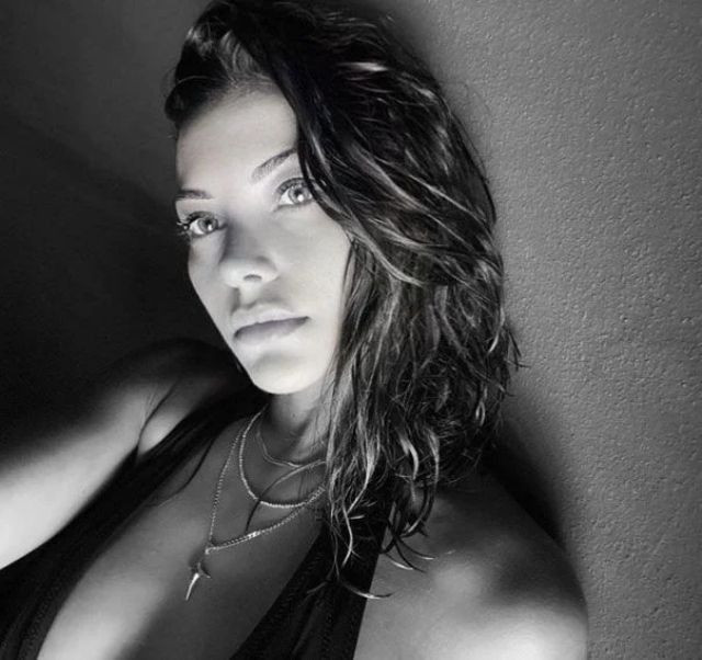 Hikayede kalmasın dedi! Tuvana Türkay o pozuyla sosyal medyayı yıktı geçti! - Resim: 1